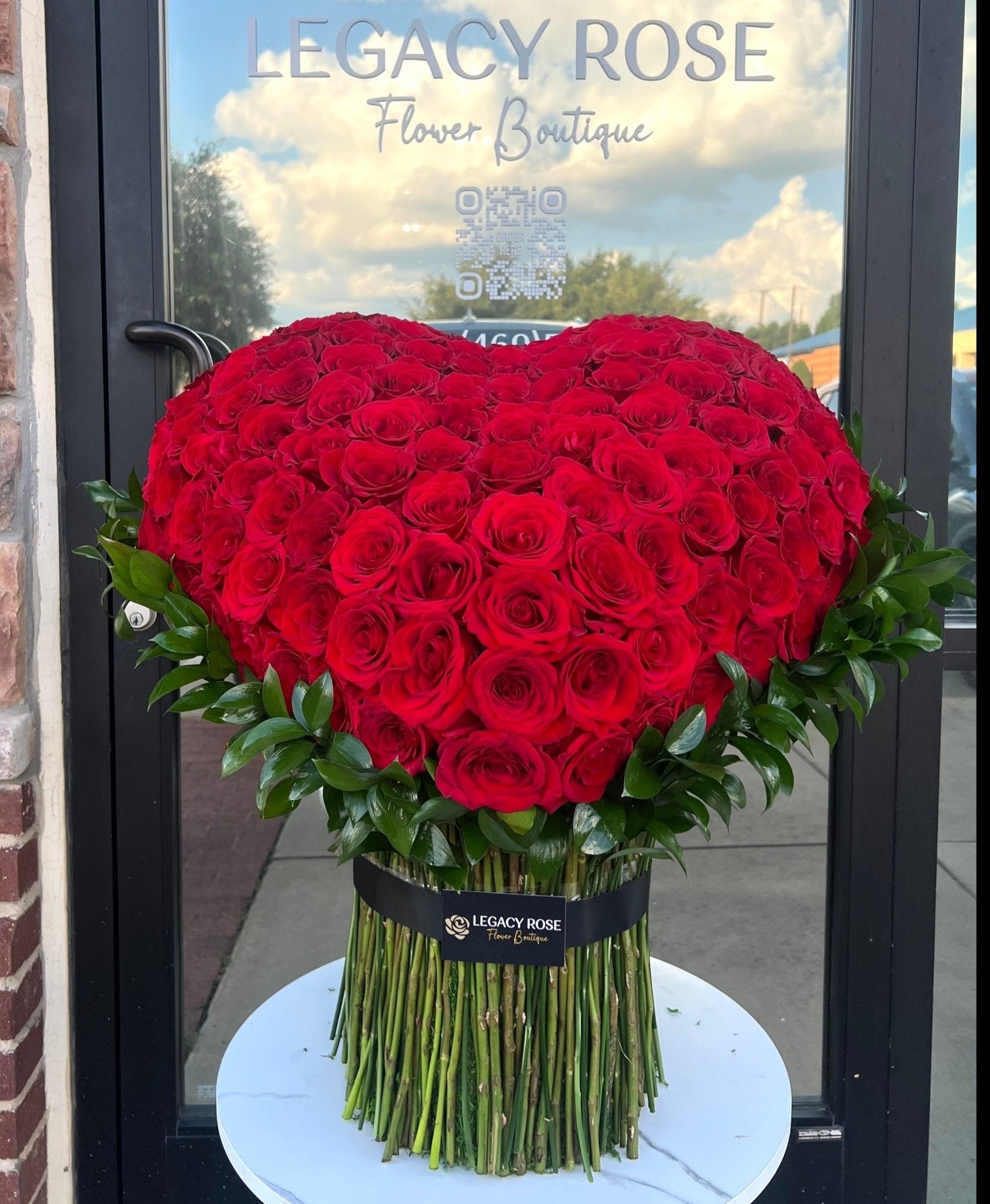 Stunning Standing Heart (Aprox. 200 Roses) – Legacy Rose TX