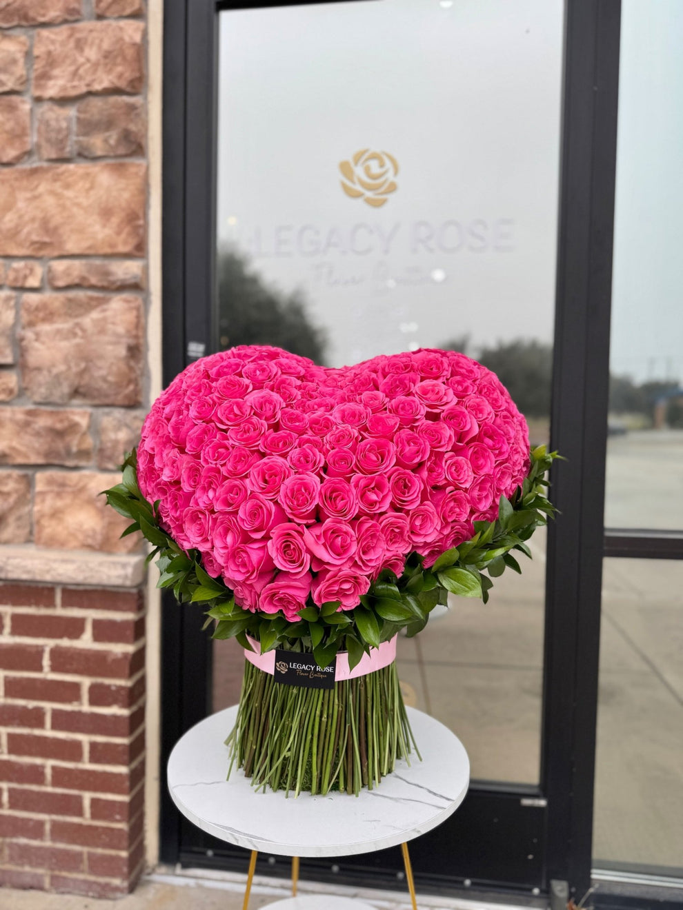 Standing Heart Roses Stunning Standing Heart (Aprox. 200 Roses) – Legacy Rose TX